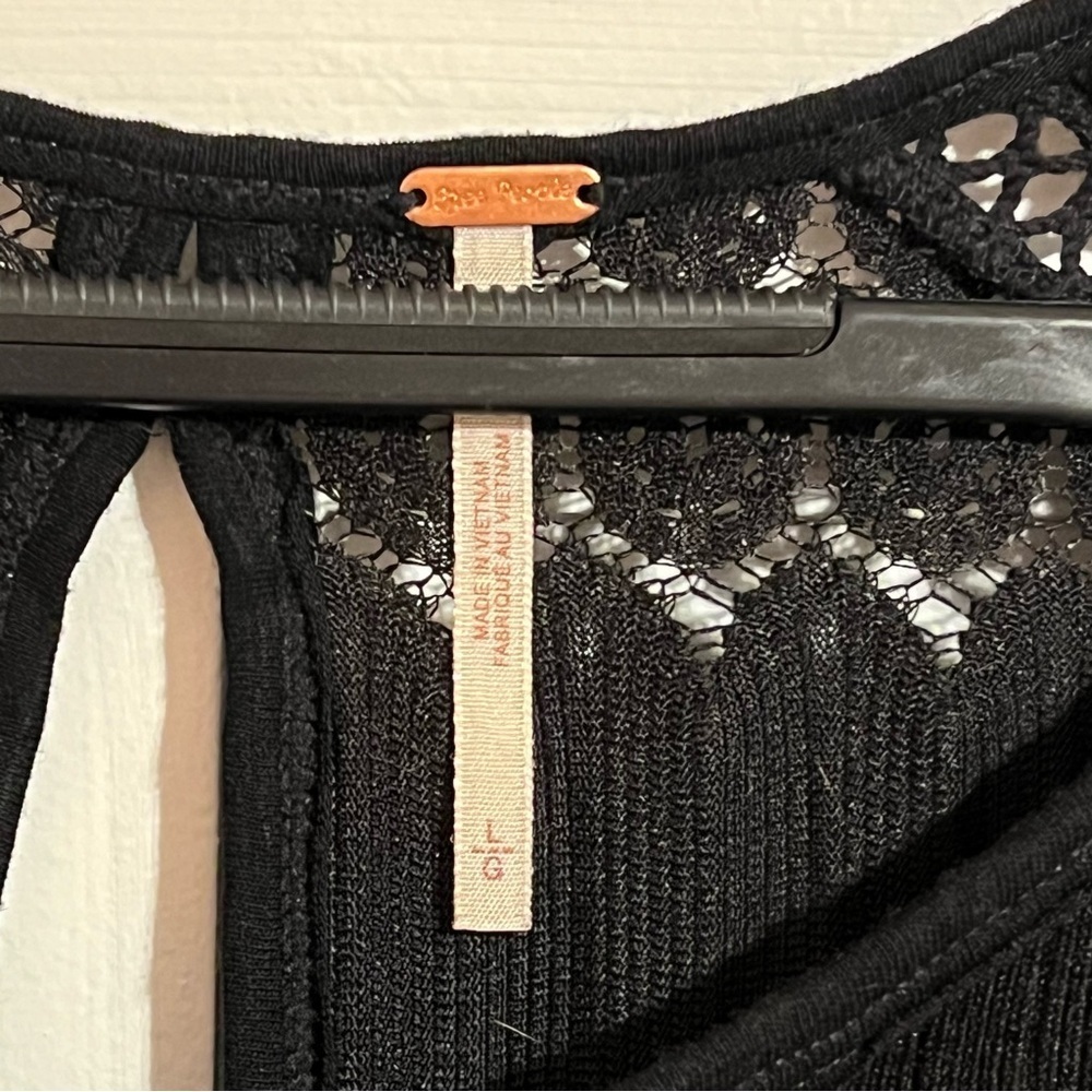 #176 FREE PEOPLE FIRE ISLAND BLACK CROCHET KNIT SCALLOP HEM BLOUSE SIZE LARGE - Picture 5 of 6